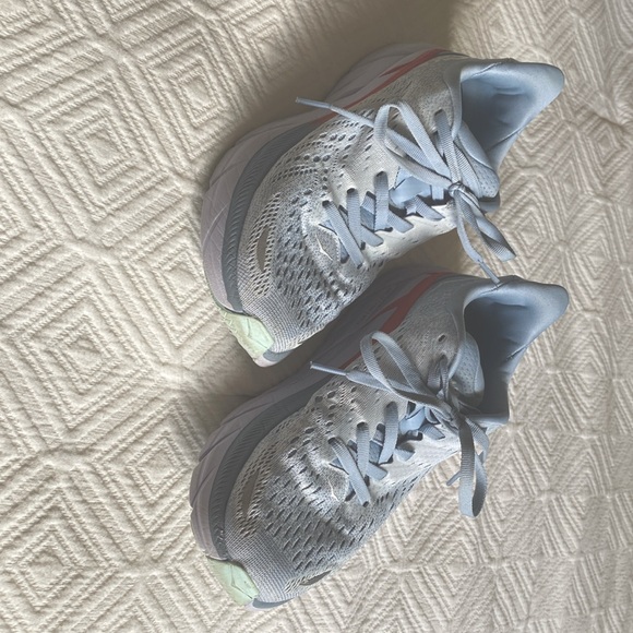 Hold one one Clifton 8 - Picture 1 of 7